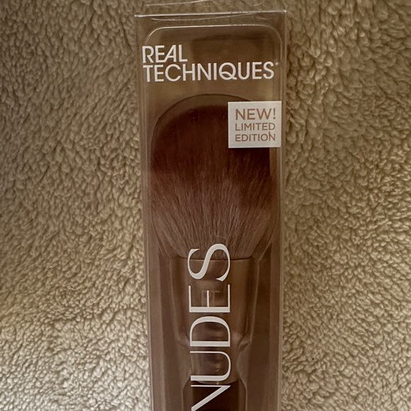 Real Techniques New Nudes Limited Edition Powder Brush - Picture 2 of 4